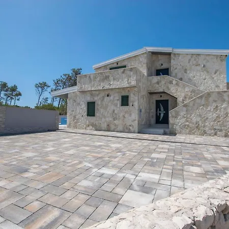 Feriehus House Luxury Stone